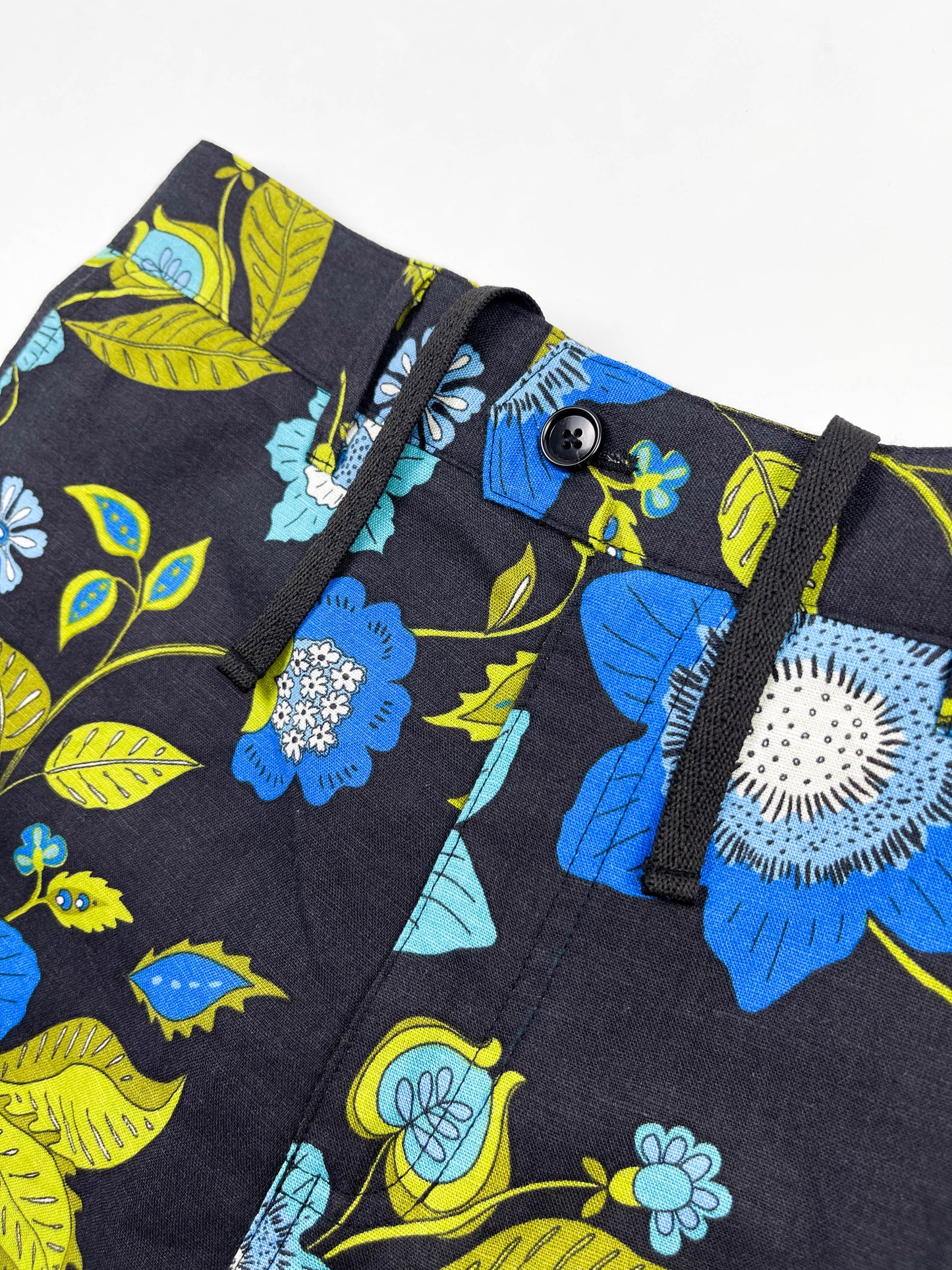 Inside Front Drawcord Garden of Eden Shorts