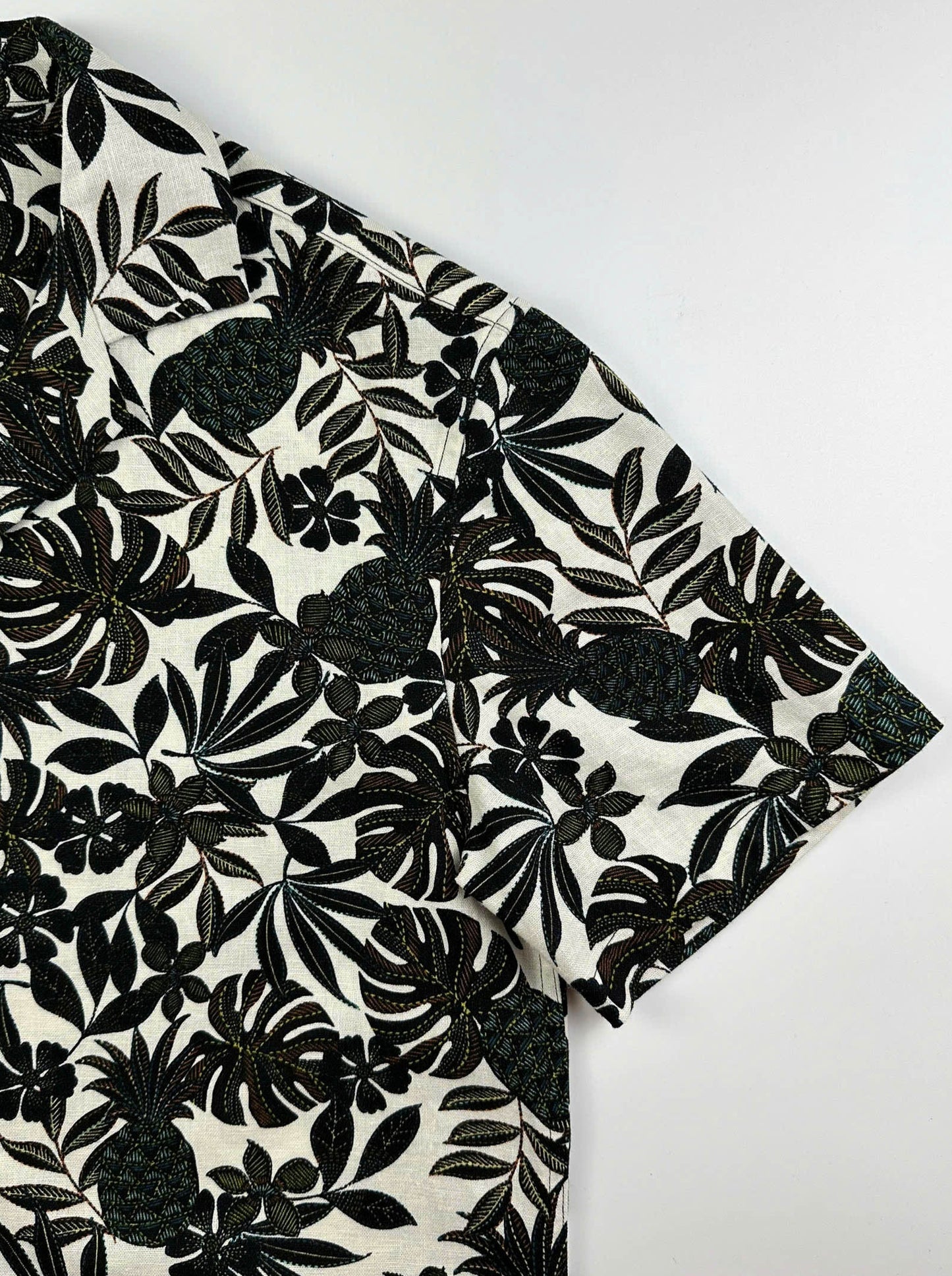 sleeve detail - linen cotton Hawaiian shirt with pineapple and fern print - Tropic Dao