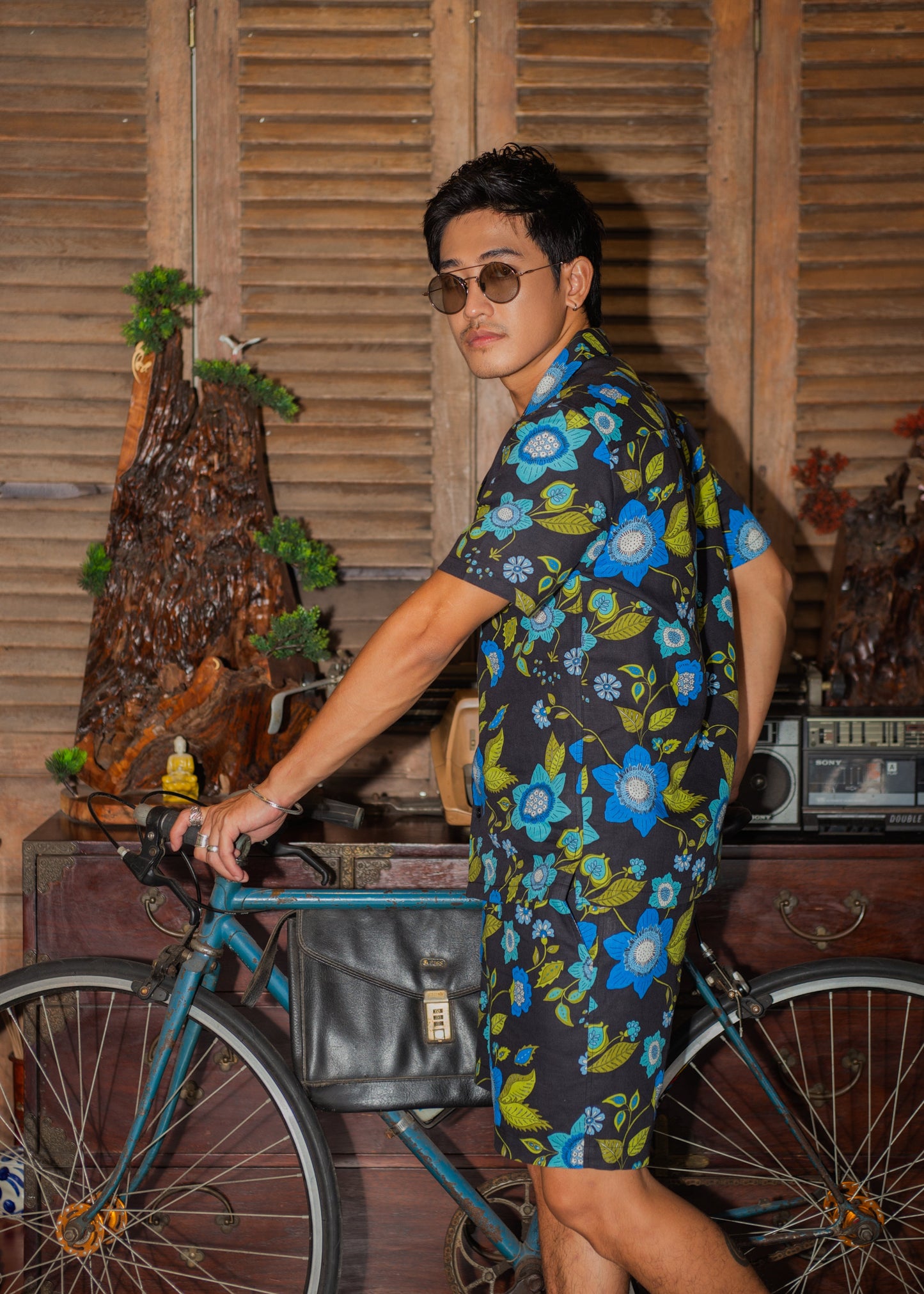 Garden of Eden shirt & shorts with bike