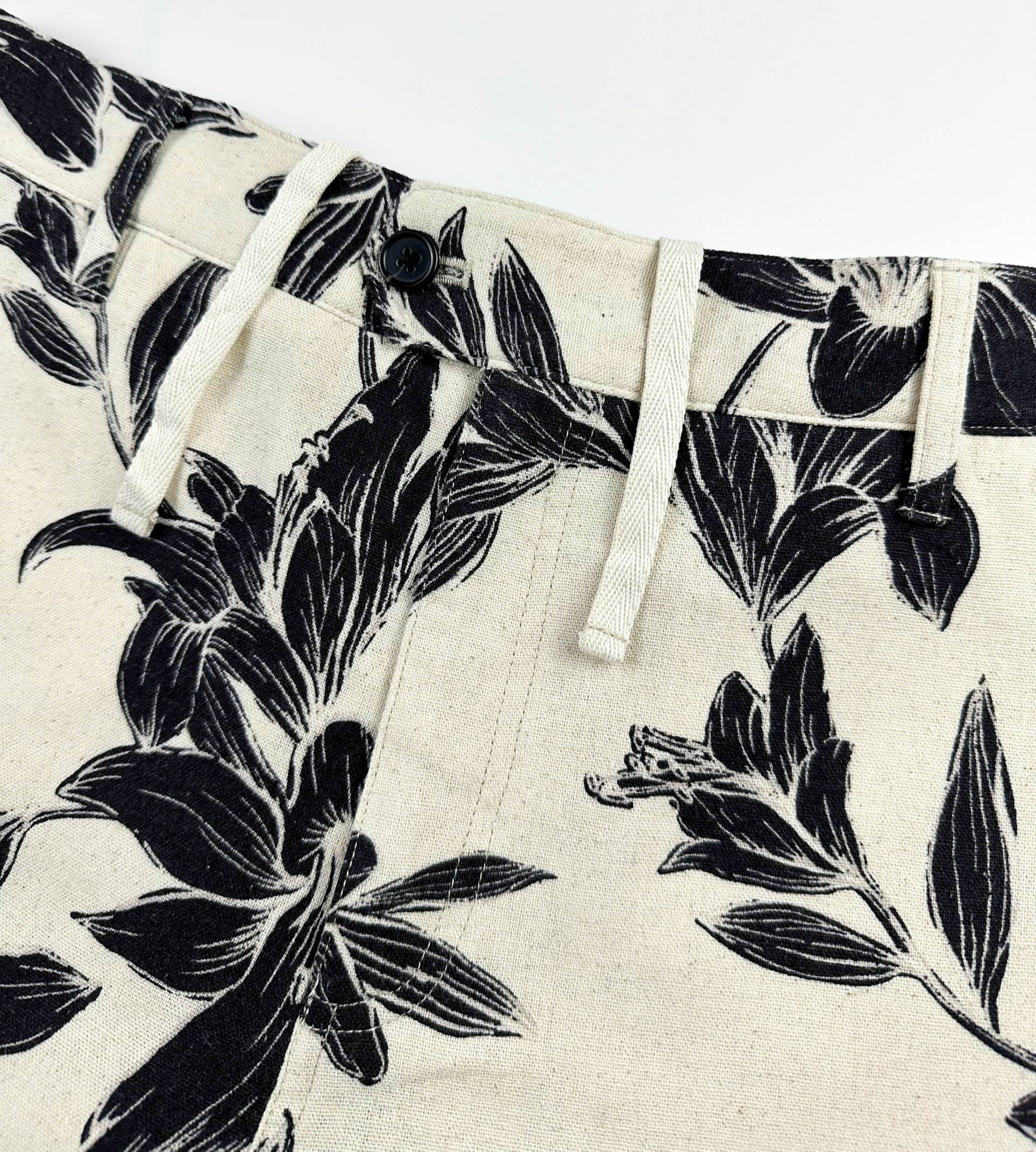 Beige linen-cotton shorts with black lily floral pattern 