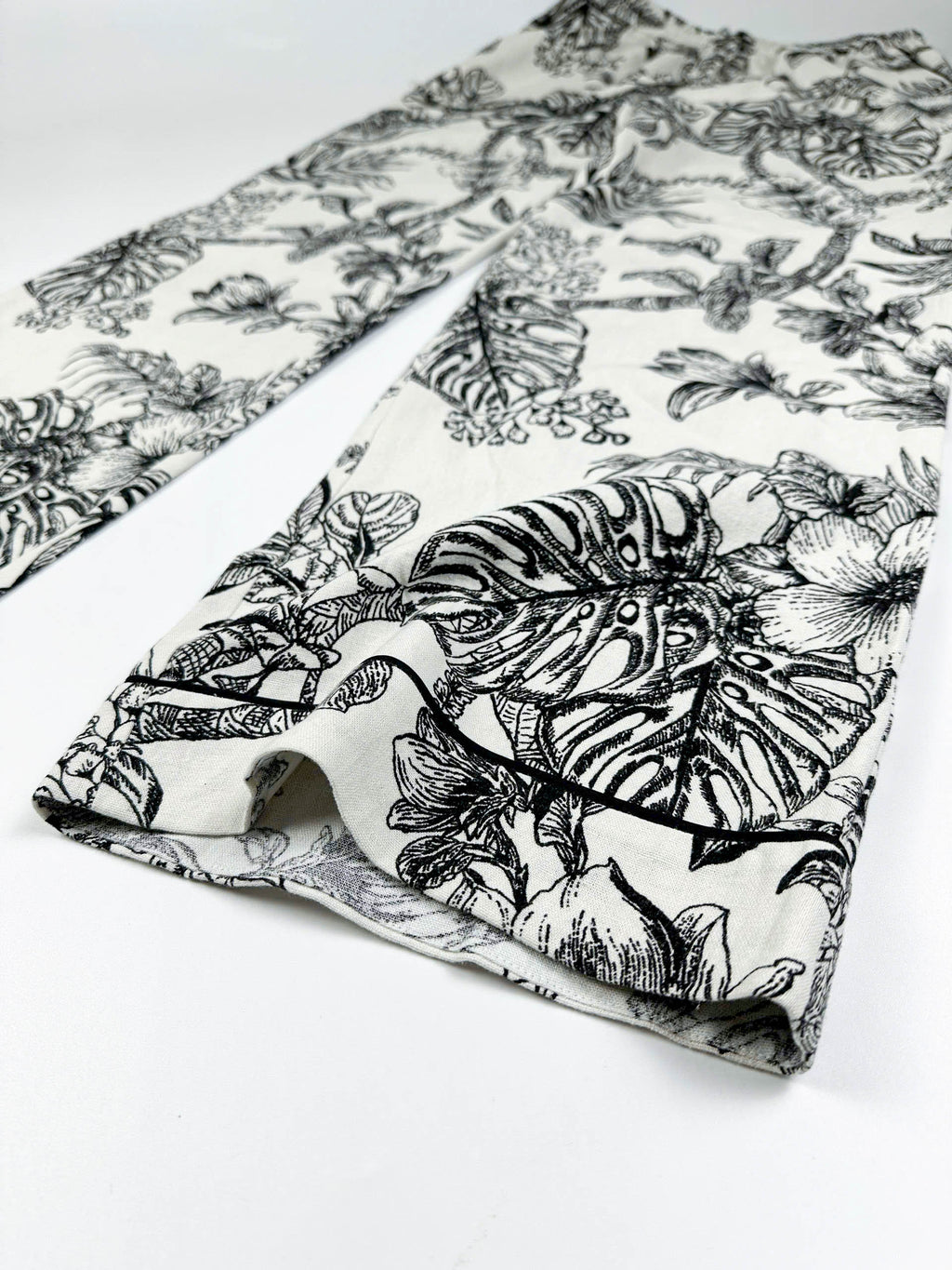 Saigon Concepts women's botanical print pyjama pants with elastic waist and side pockets - leg seam detail