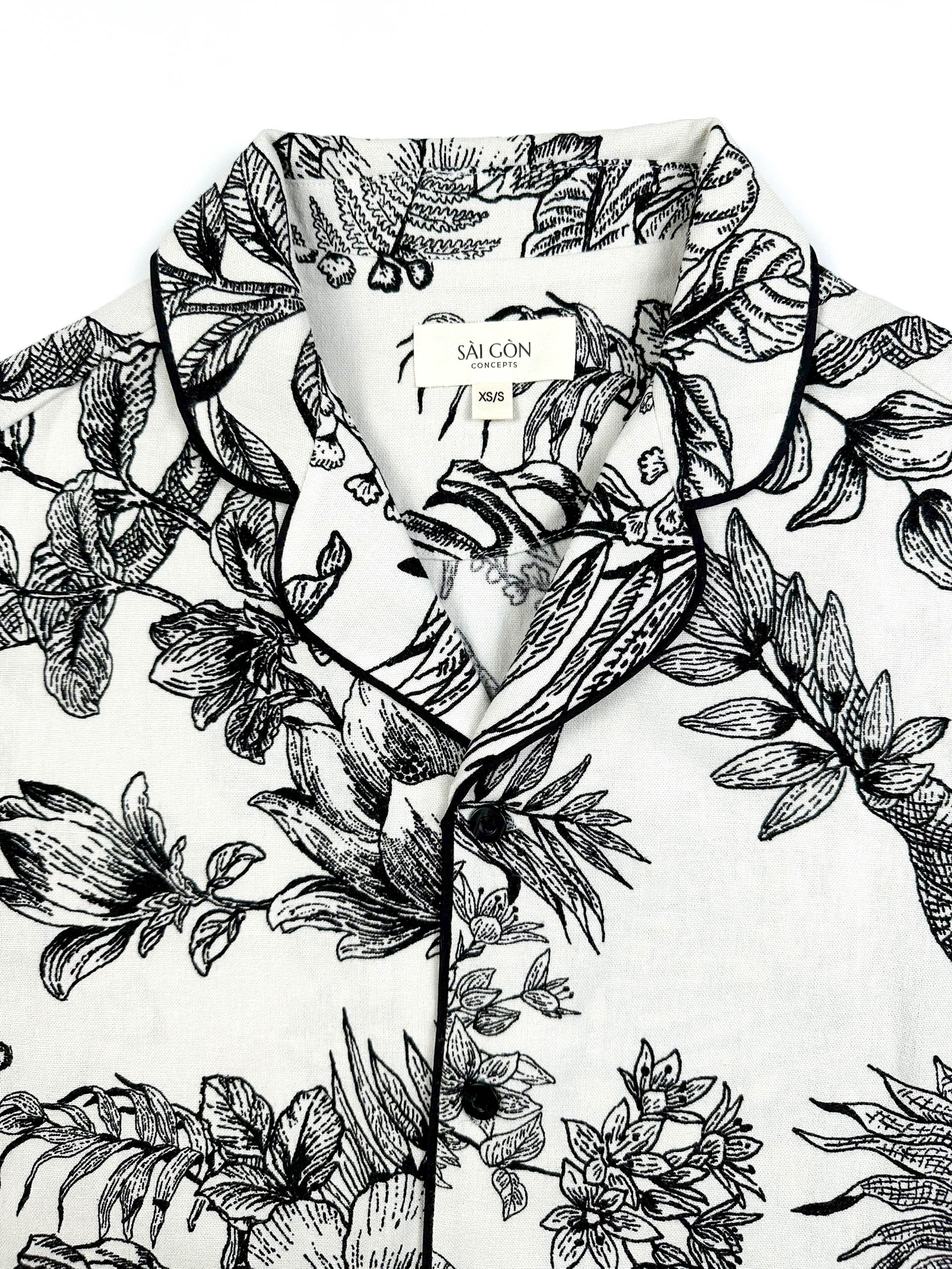 Saigon Concepts Short sleeve cotton-linen pyjama top with botanical print and button front - collar detail view