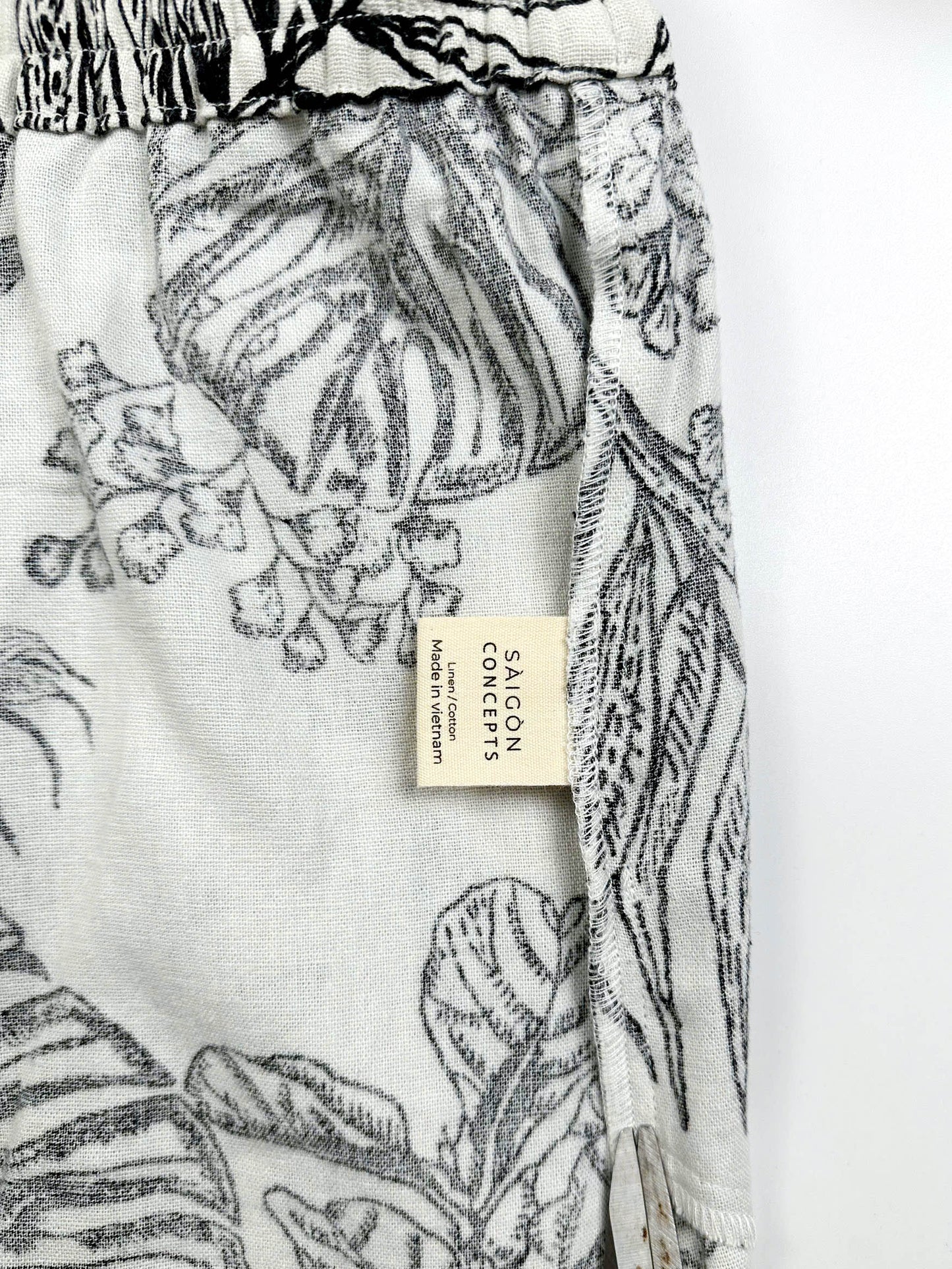 Saigon Concepts Short sleeve cotton-linen pyjama shorts with botanical print and contrasting trim - care label detail