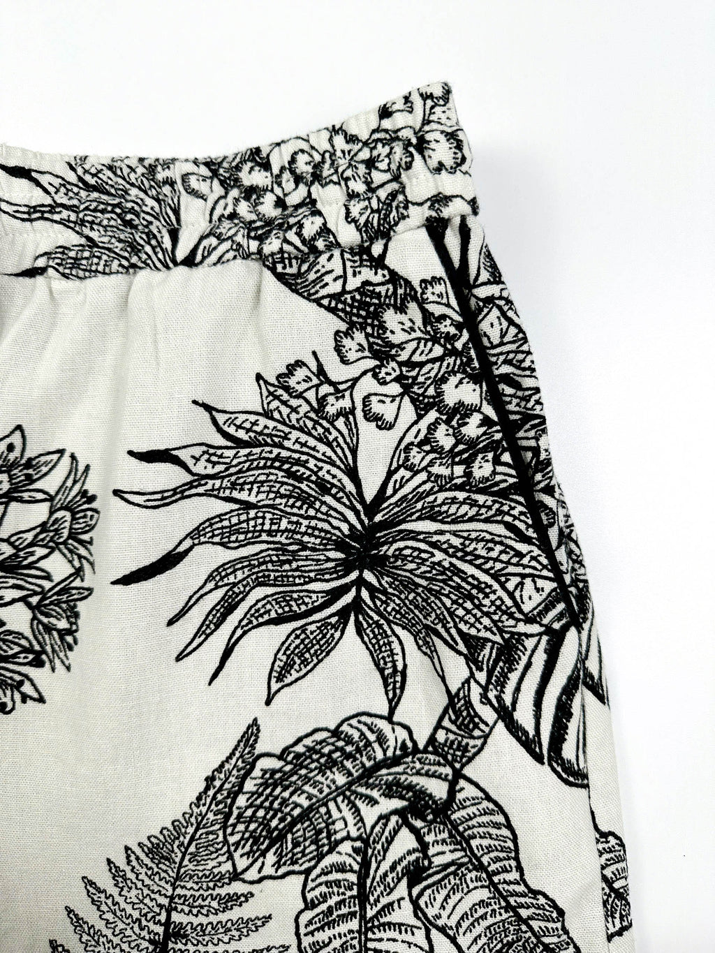 Saigon Concepts Short sleeve cotton-linen pyjama shorts with botanical print and contrasting trim - pocket detail
