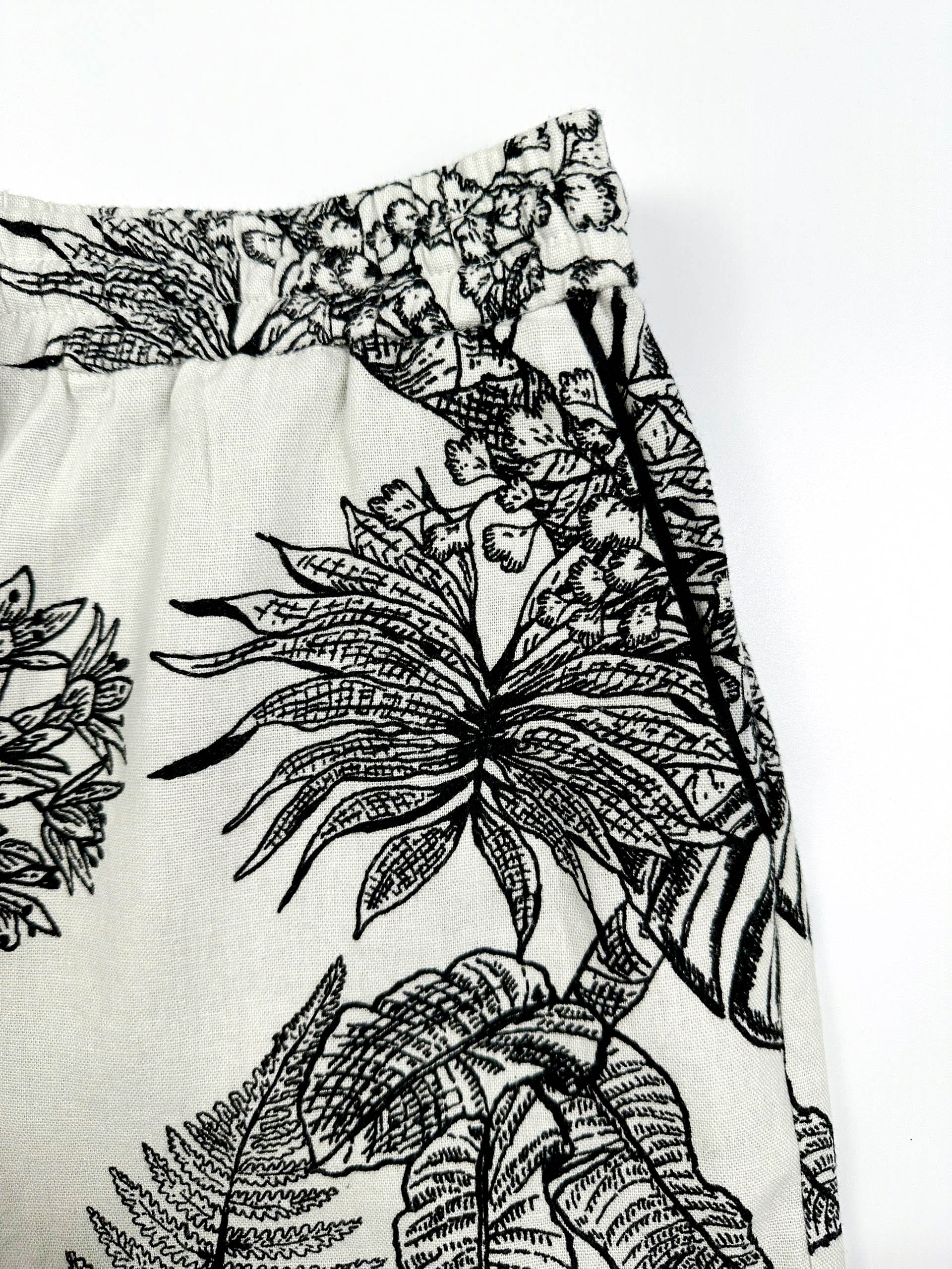 Saigon Concepts Short sleeve cotton-linen pyjama shorts with botanical print and contrasting trim - pocket detail