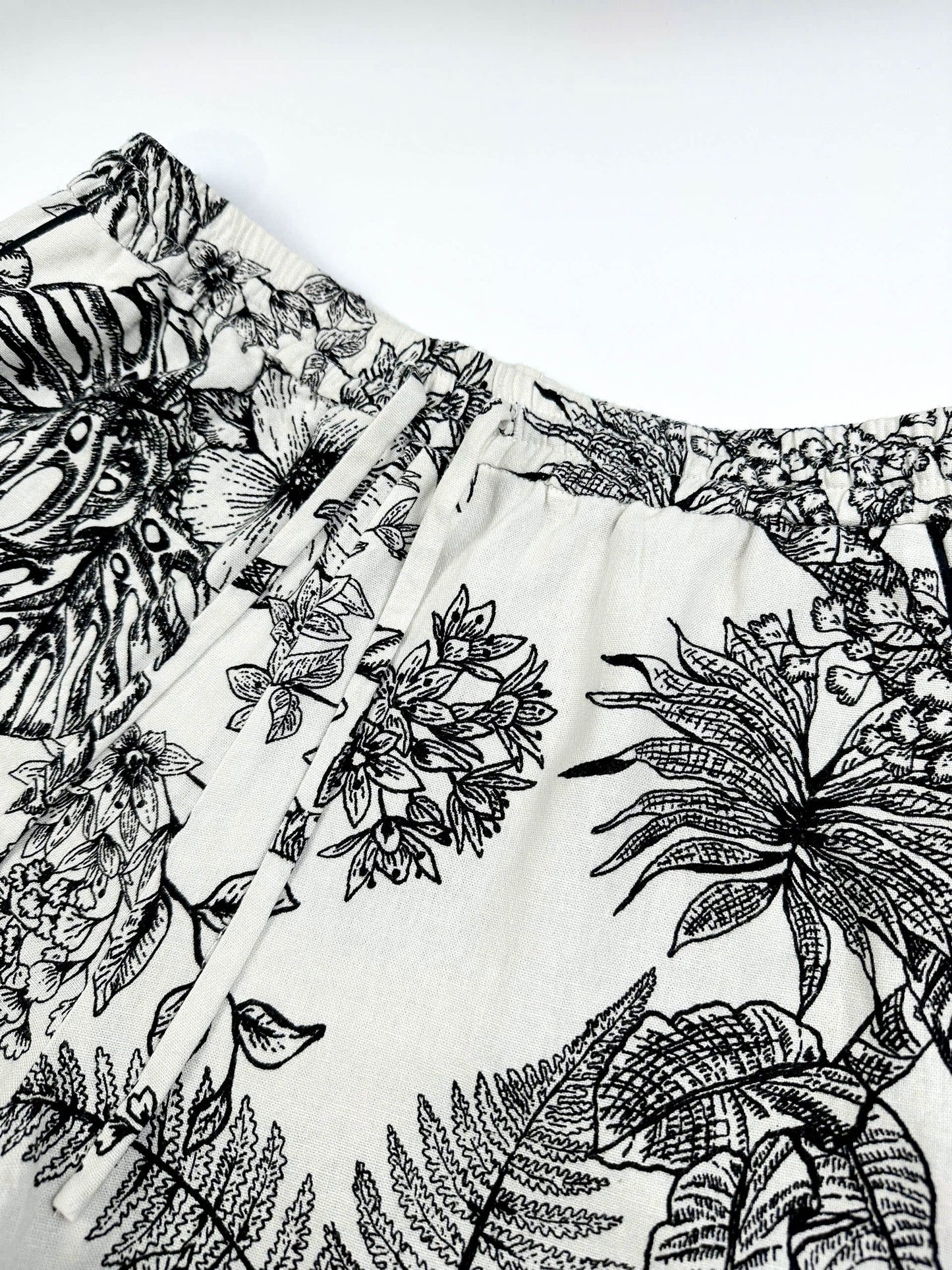 Saigon Concepts Short sleeve cotton-linen pyjama shorts with botanical print and contrasting trim  - waistband detail