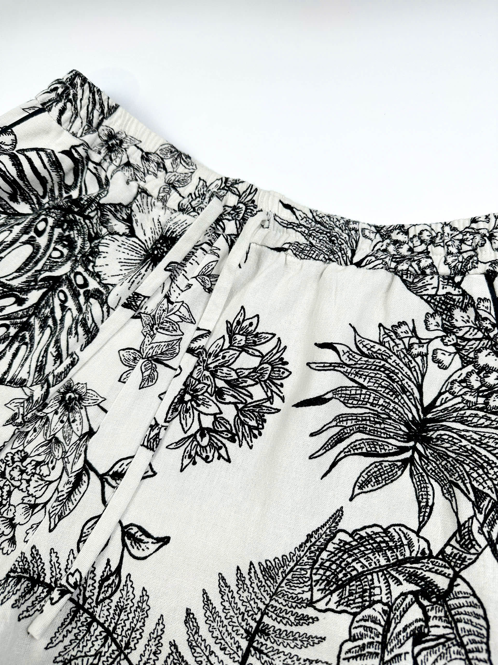 Saigon Concepts Short sleeve cotton-linen pyjama shorts with botanical print and contrasting trim  - waistband detail