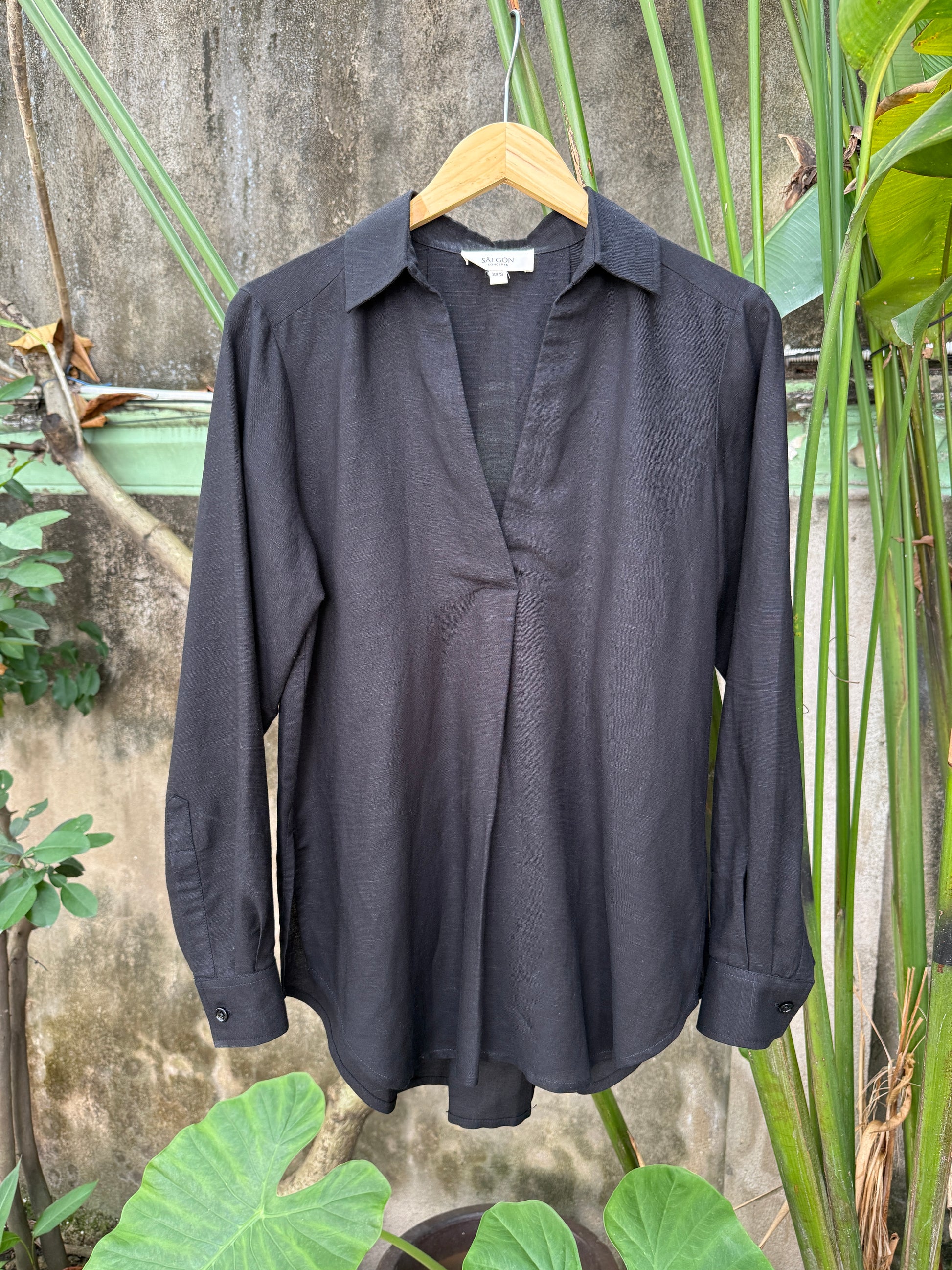 Saigon Concepts Black Linen Cotton Long Sleeve Blouse with plunging vneck - full front view